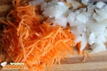 Шаг 3: В начинку морковь натираем на …