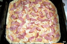 Шаг 2: Сверху укладываем нарезанную небольшими кусочками …