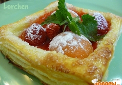 Рецепт: Слойки с клубникой и абрикосами