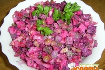 Шаг 3: Морковь, огурцы, яблоки тоже мелко …