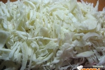 Шаг 6: Капусту мелко нашинкуем и всыпим …