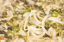 Шаг 4: На разогретую сковороду добавим немного …