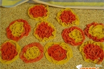 Шаг 6: Можно сделать цветы разноцветные.