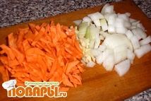 Шаг 2: Режем мясо на небольшие кусочки. …