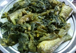 Рецепт: Рыба, тушеная со шпинатом и баклажанами