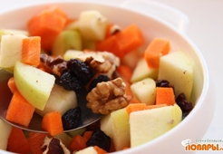 Салат с яблоком, морковью, изюмом и орехами