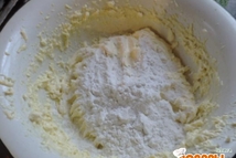 Шаг 4: соединить сухие продукты и яично-масляную …