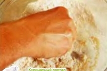 Шаг 3: Перемесите кончиками пальцев, смешивая муку …