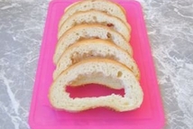 Шаг 2: Батон нарезать на 6 кусочков, …