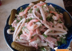 Рецепт: Салат с креветками и кальмарами