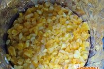 Шаг 4: На слой кураги выкласть взбитые …