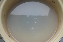 Шаг 2: Нагреваем молоко на небольшом огне, …