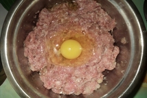 Шаг 2: яйцо, соль и перец по …