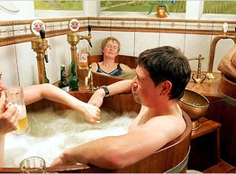 Статья: В Австрии туристы плавают в бассейнах с пивом