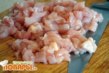 Шаг 1: Куриное филе порезать мелкими кубиками …