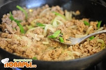 Шаг 1: Лук порезать полукольцами и обжарить …