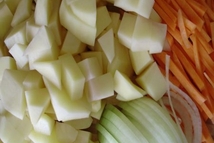 Шаг 2: Клубни чистим и режим квадратиками-кубиками. …