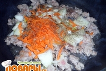 Шаг 2: На сковороду поместить фарш, размешать …