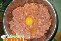 Шаг 2: соль, перец, яйцо