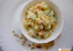 Рецепт: Салат с кукурузой, огурцом, морковью и сухариками