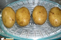 Шаг 1: Картофель моем, готовим в мундире, …