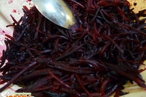 Шаг 1: Свеклу очистить и натереть соломкой.