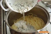 Шаг 5: Слили воду со спагетти, налили …