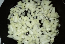 Шаг 6: Не забываем посолить. Затем мелко …