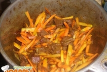 Шаг 2: Разогреть растительное масло в казане …