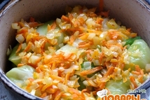 Шаг 5: Перекладываем голубцы и жаренный лук …