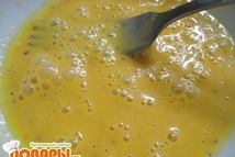 Шаг 2: Сделать кляр: взбить яйца с …