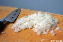 Шаг 2: Порезать мелко лук