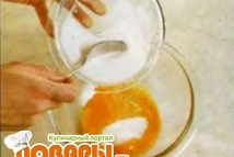 Шаг 3: Разбейте яйца в миску и …