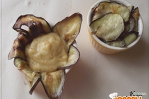 Шаг 2: Ломтики баклажана выложить в формочки. …