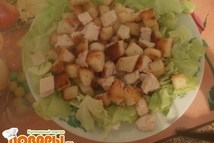 Шаг 6: На блюдо порвите капустные листы. …