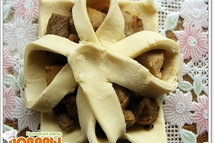 Шаг 6: Выкладываем на противень, присыпанный мукой.