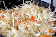 Шаг 2: Нарезанный кубиками лук, натертую на …