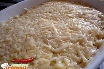 Шаг 5: Немного отжать картофель и выложить …