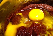 Шаг 2: Теперь добавляйте яйца и ванильный …