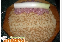 Шаг 3: На блин выкладываем измельченное мясо …