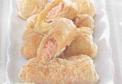 Лосось в тесте с соусом из киви  