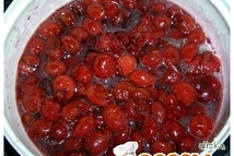 Шаг 3: Вишню разморозить. В маленькую кастрюльку …