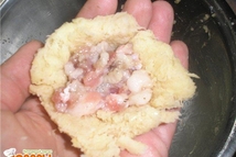 Шаг 2: Из натёртого картофеля отжимаем крахмал …