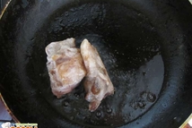 Шаг 2: Во-первых, нам необходимо обжарить мясо …