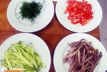 Шаг 2: Отварной говяжий язык порезать соломкой. …