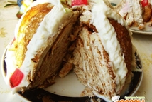 Шаг 6: Украсить оставшейся творожно-йогуртовой массой.