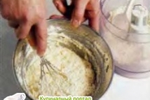 Шаг 4: Добавьте в крем смесь муки …