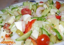 Рецепт: Салат с креветками, моцареллой и ананасами