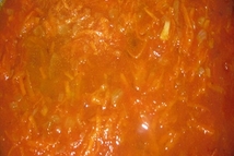 Шаг 4: Обчистить лук, нарезать кубиками. Морковь …