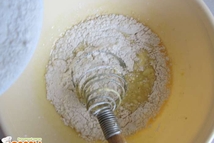 Шаг 3: Дальше добавляем соль, сахар, одно …